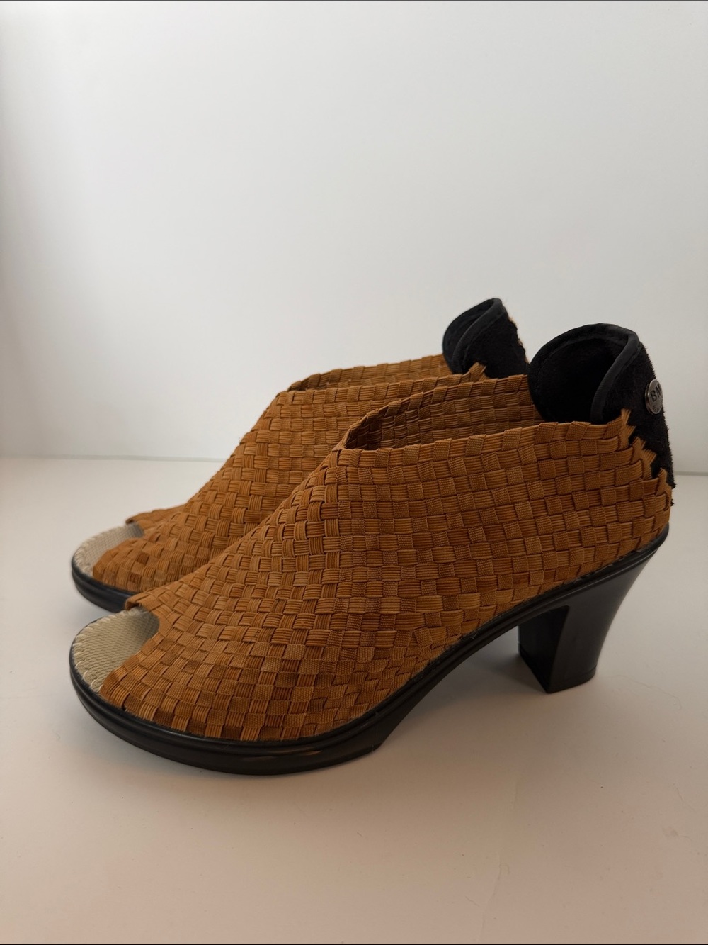 Ladies 7.5 38 Bernie Mev Chesca woven slip-on shoes booties sandals brown EUC